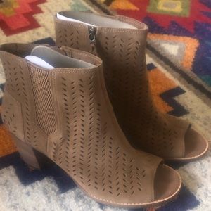 Size 10 NWT TOMS suede peep toe booties